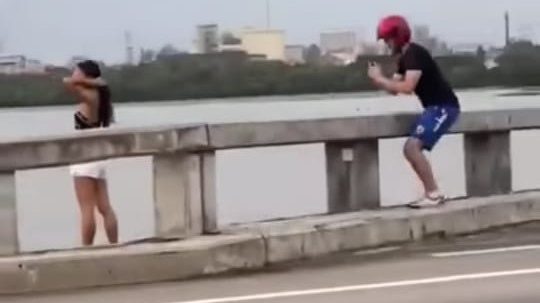 跨过槟大桥围栏只为拍视频 女子引起跳海疑云惹议