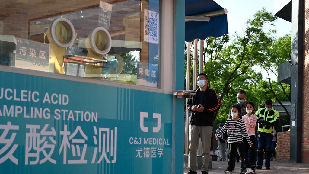 上海疫情续趋缓新增4214宗确诊 北京3区再做核酸筛查