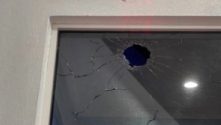 警员住家遭人开枪 屋墙穿洞车镜破裂