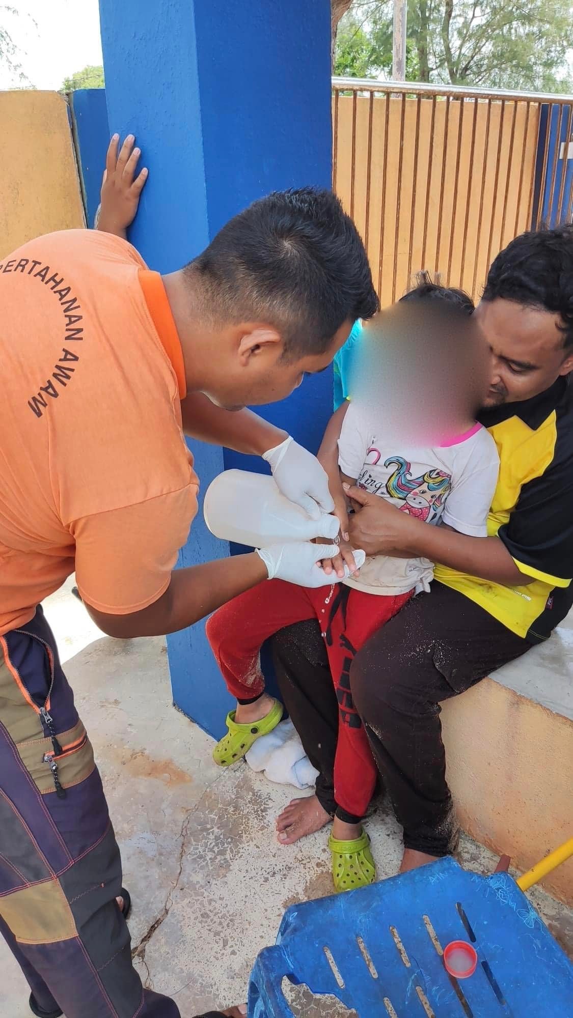 东：2名游客在武吉格鲁昂（Bukit Keluang）海滩戏水时，被具有致命毒性的水母螫伤，所幸及时获得治疗，性命无大碍。