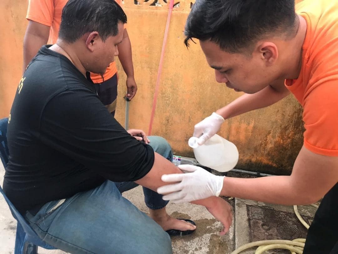 东：2名游客在武吉格鲁昂（Bukit Keluang）海滩戏水时，被具有致命毒性的水母螫伤，所幸及时获得治疗，性命无大碍。