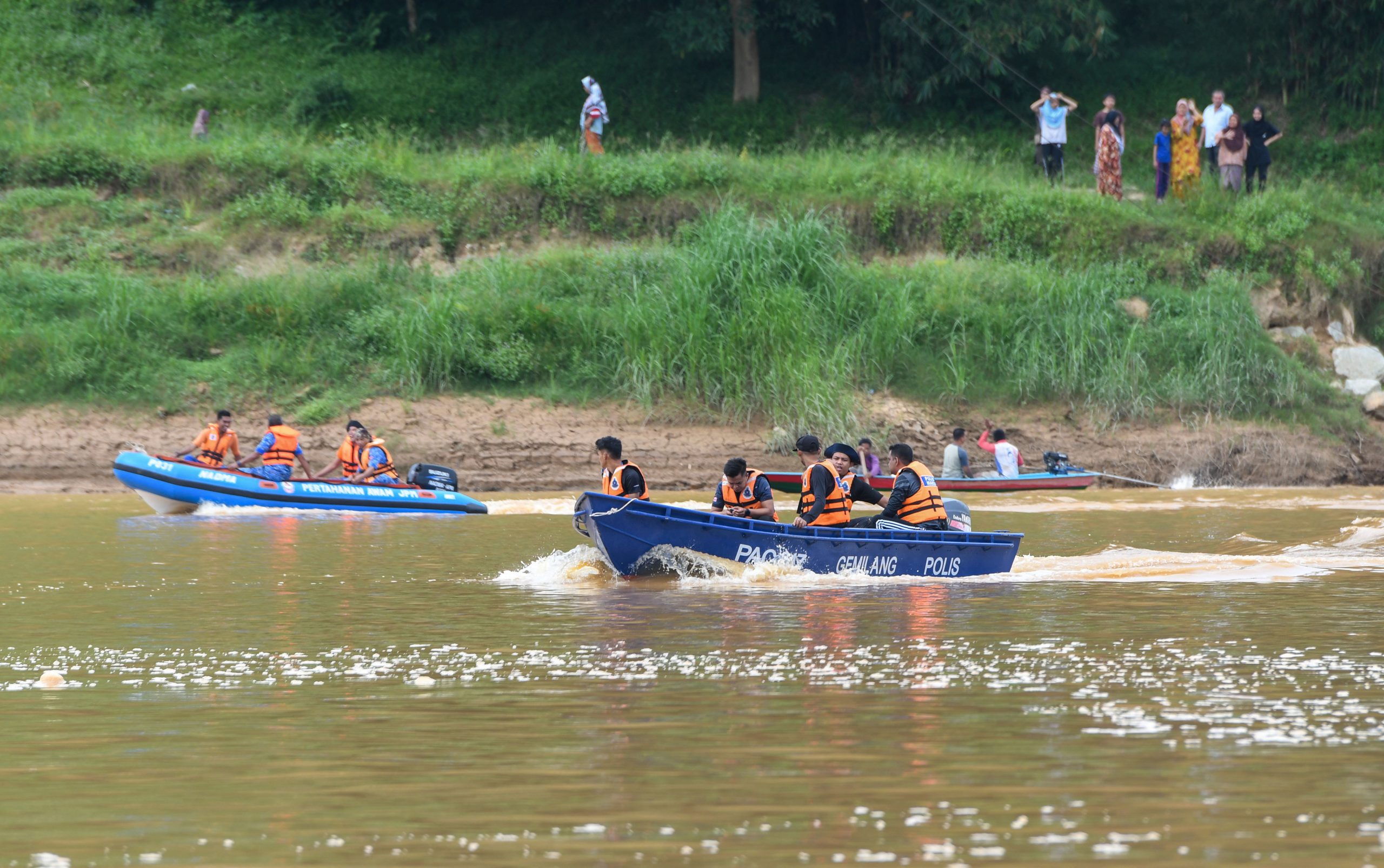 东：3少年河边溺水，2人尸体寻获，另1人下落不明。