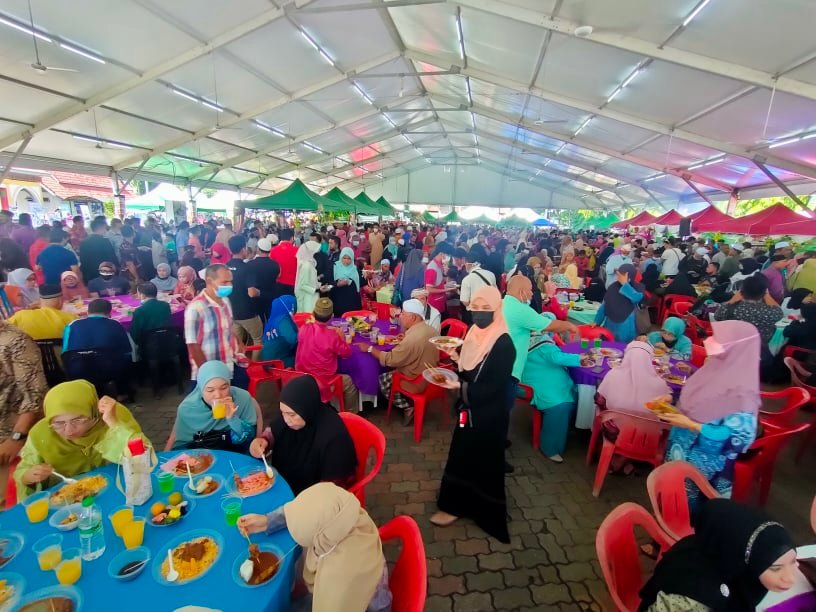东：伊斯兰党丹州政府今日举办大型的开斋节庆典，获得3万人踊跃参与！