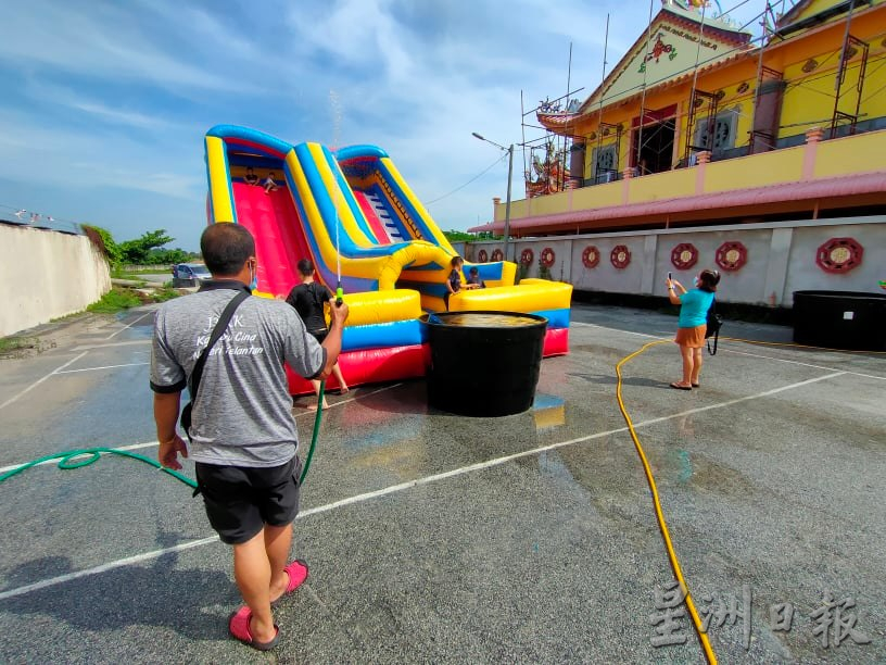 东：停办了几年的泼水节庆典，今天再度在哥市唐人坡灵应殿九皇大地隔壁的空地上重现，吸引当地家长带孩子们去戏水。