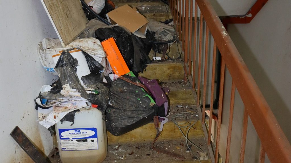 租户搬走 垃圾留楼梯间 蟑螂壁虎出没卫生糟