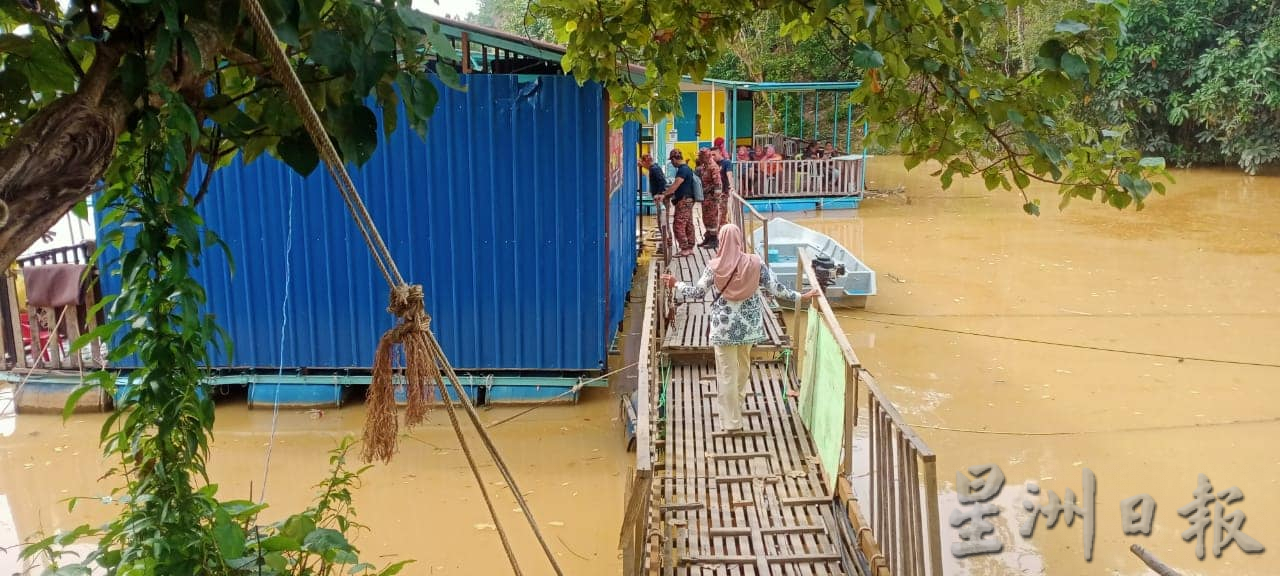 东：关丹武吉朗盈3岁孩童从木筏屋失足坠河失踪。