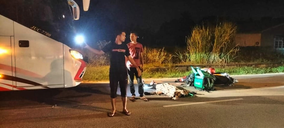 东：哥打峇鲁通往巴西马公路第11公里处发生涉及1辆摩托车、1辆轿车和1辆巴士的车祸，造成24岁的男性摩托车骑士当场死亡。