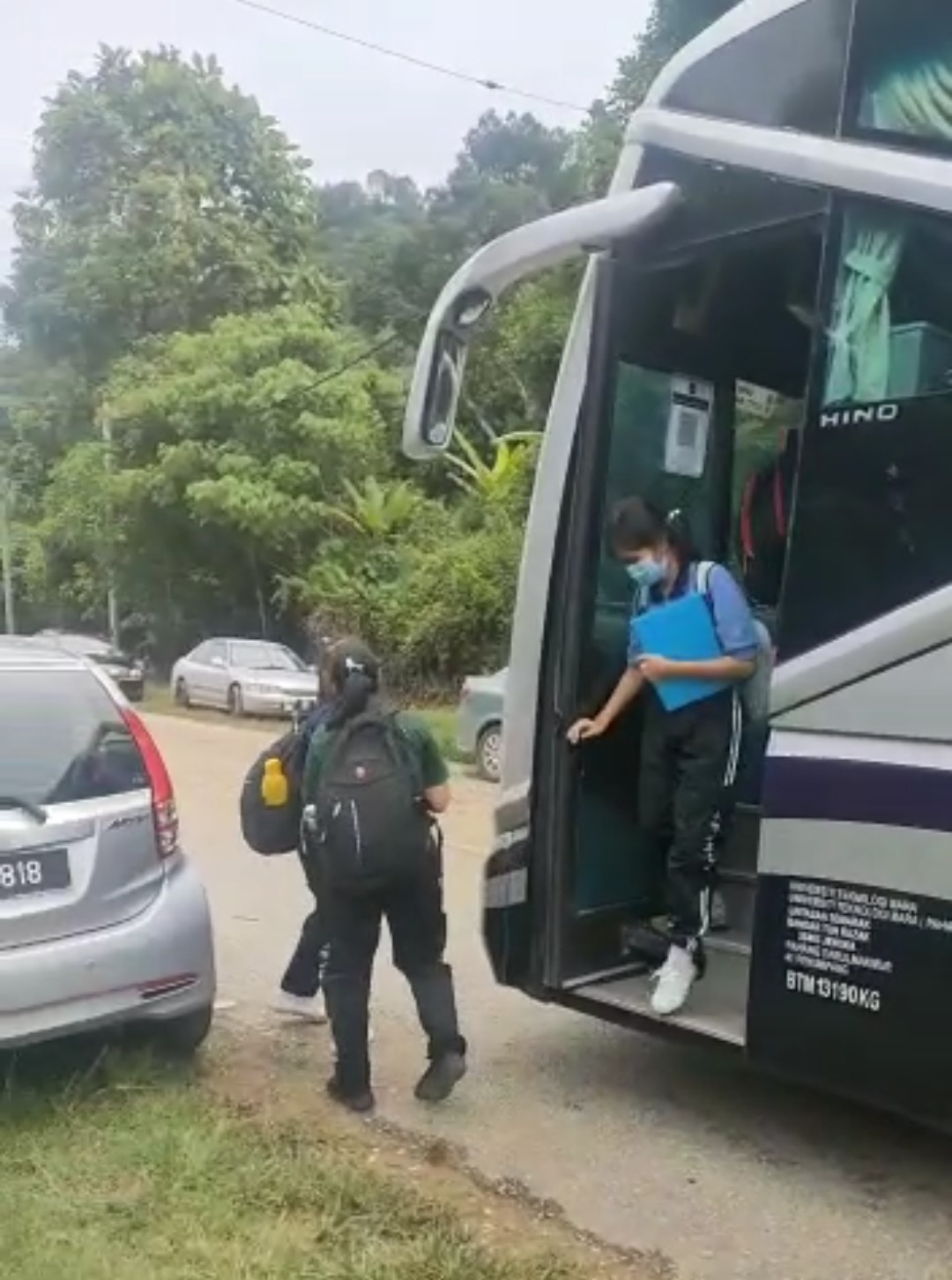 东：玛拉工艺大学安排巴士载送都赖新村50余名学生，讵料提早开车，十余名学生扑空