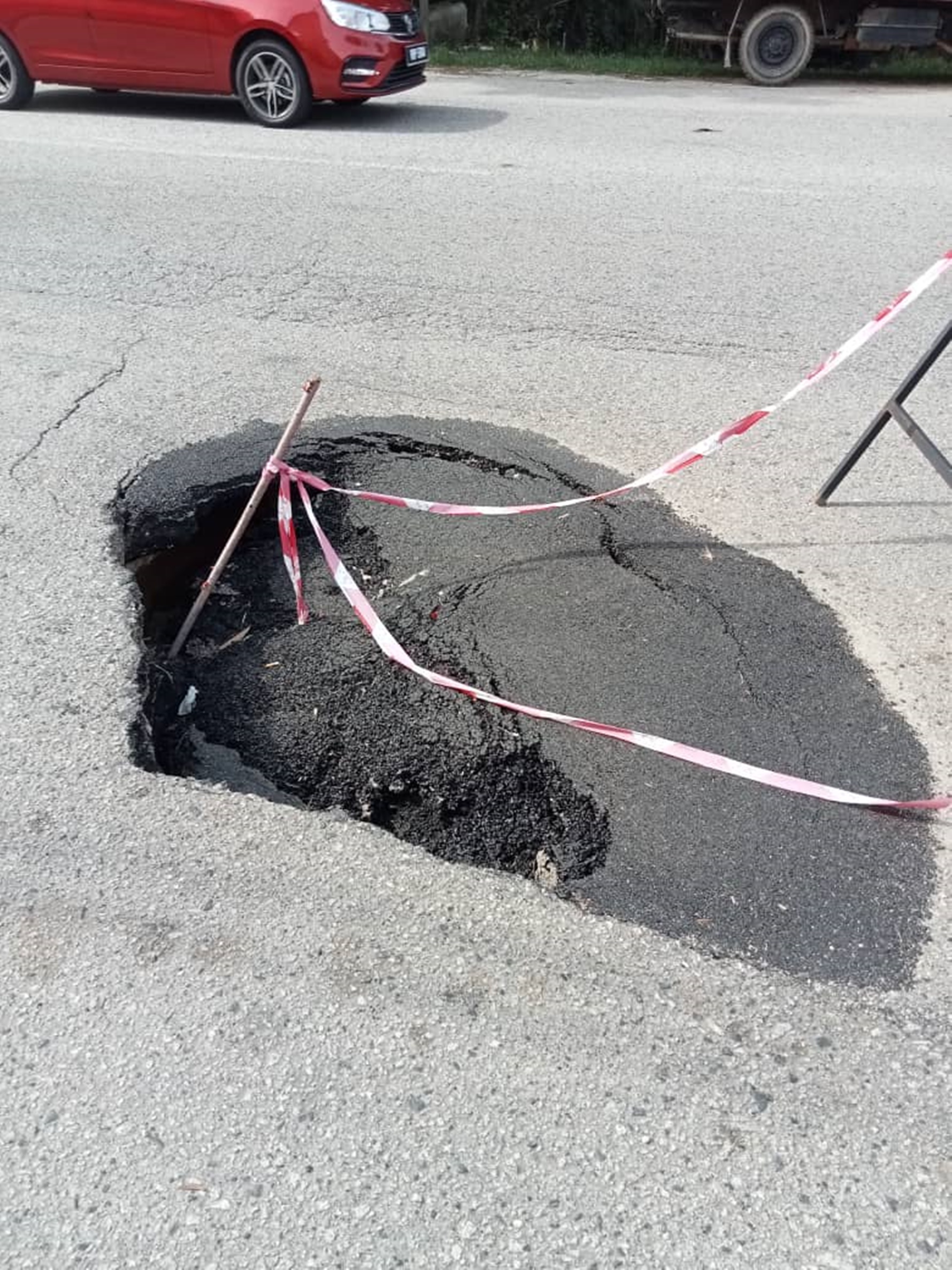 东：甘孟华小路口出现大路坑，威胁交通安全急待维修。