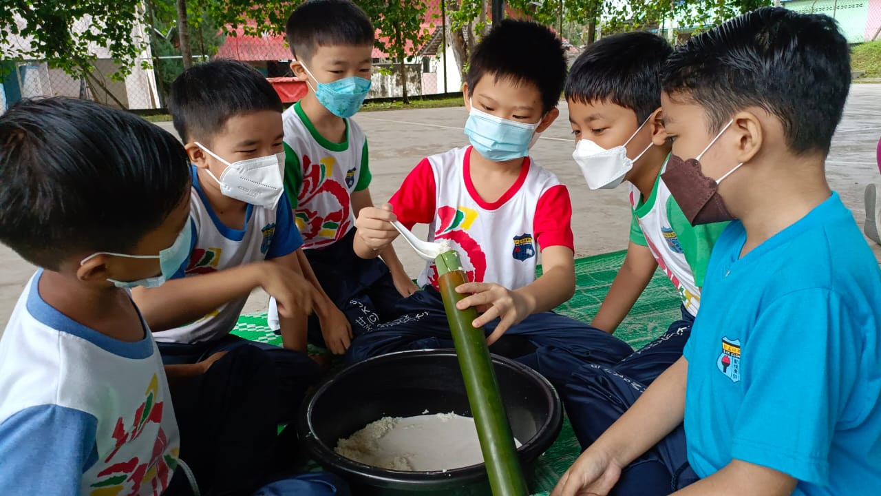 东：甘孟培英华小欢庆学校级别开斋节，教导学生烹饪任当鸡和竹筒饭，以实体方式让学生进行文化交流。