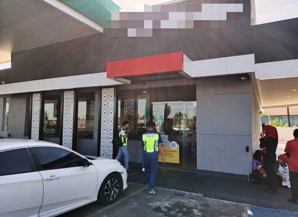东：用石子打破丹那美拉县一家快餐店得来速（Drive-Thru）收银处的玻璃窗，并偷走183令吉50仙的一名男子，已经被警方扣留。