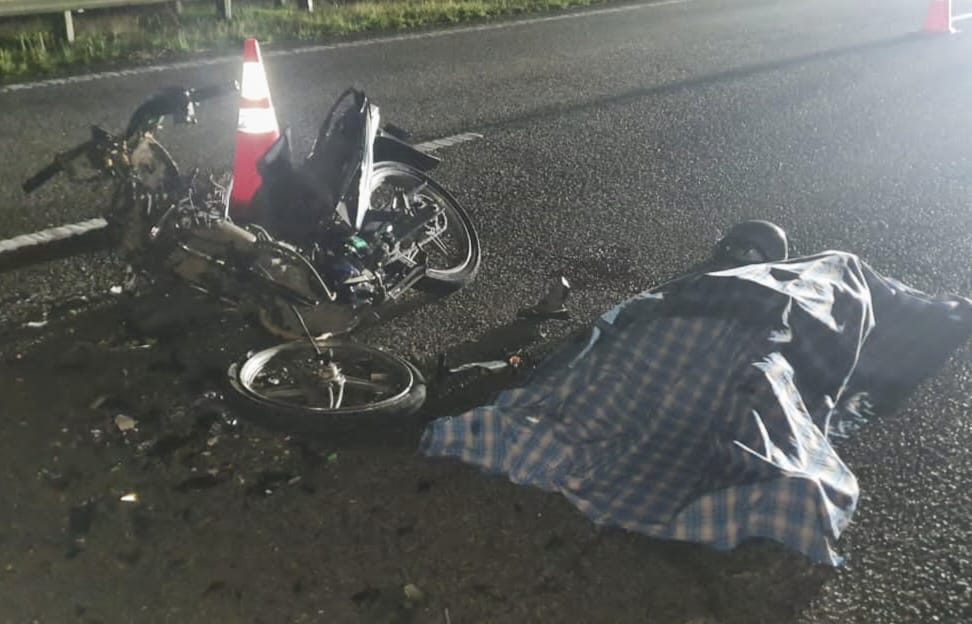 东：罗里停在大道车道，摩托车从后撞上骑士死亡