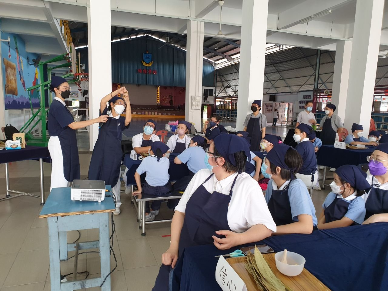东：配合端午节的到来，吉兰丹州慈济的人文学校举办了裹素粽活动“串串亲子情”，让孩子们体验裹素粽的意义。