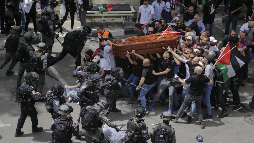 中枪丧生巴勒斯坦裔女记者出殡爆冲突 棺木险堕地