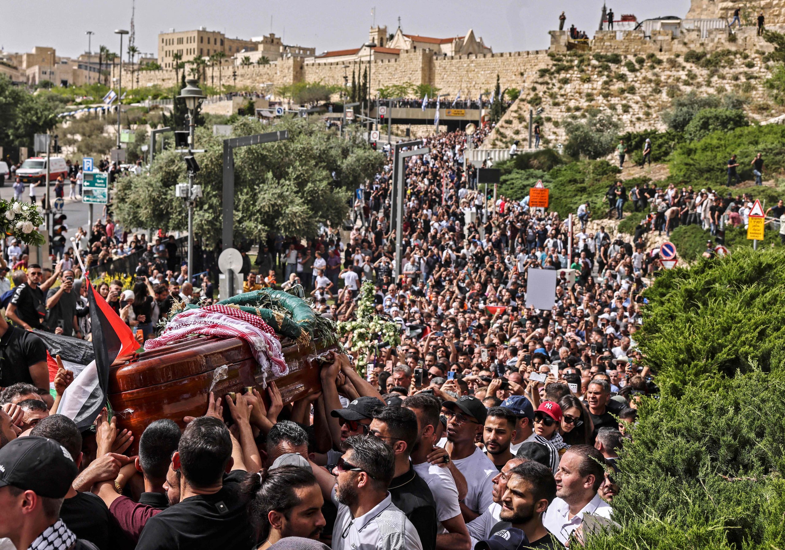 中枪丧生巴勒斯坦裔女记者出殡新冲突 棺木险堕地