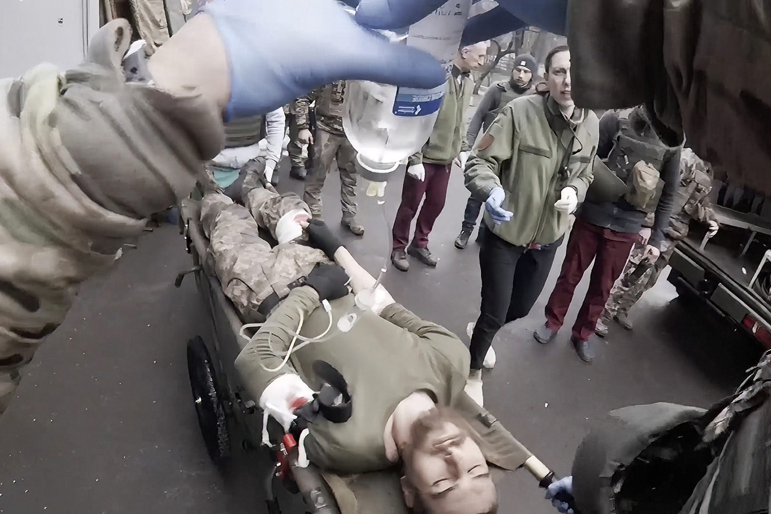 乌克兰军医拍下马里乌波尔惨况后遭俄军俘虏 抢救患者不分敌我画面曝光
