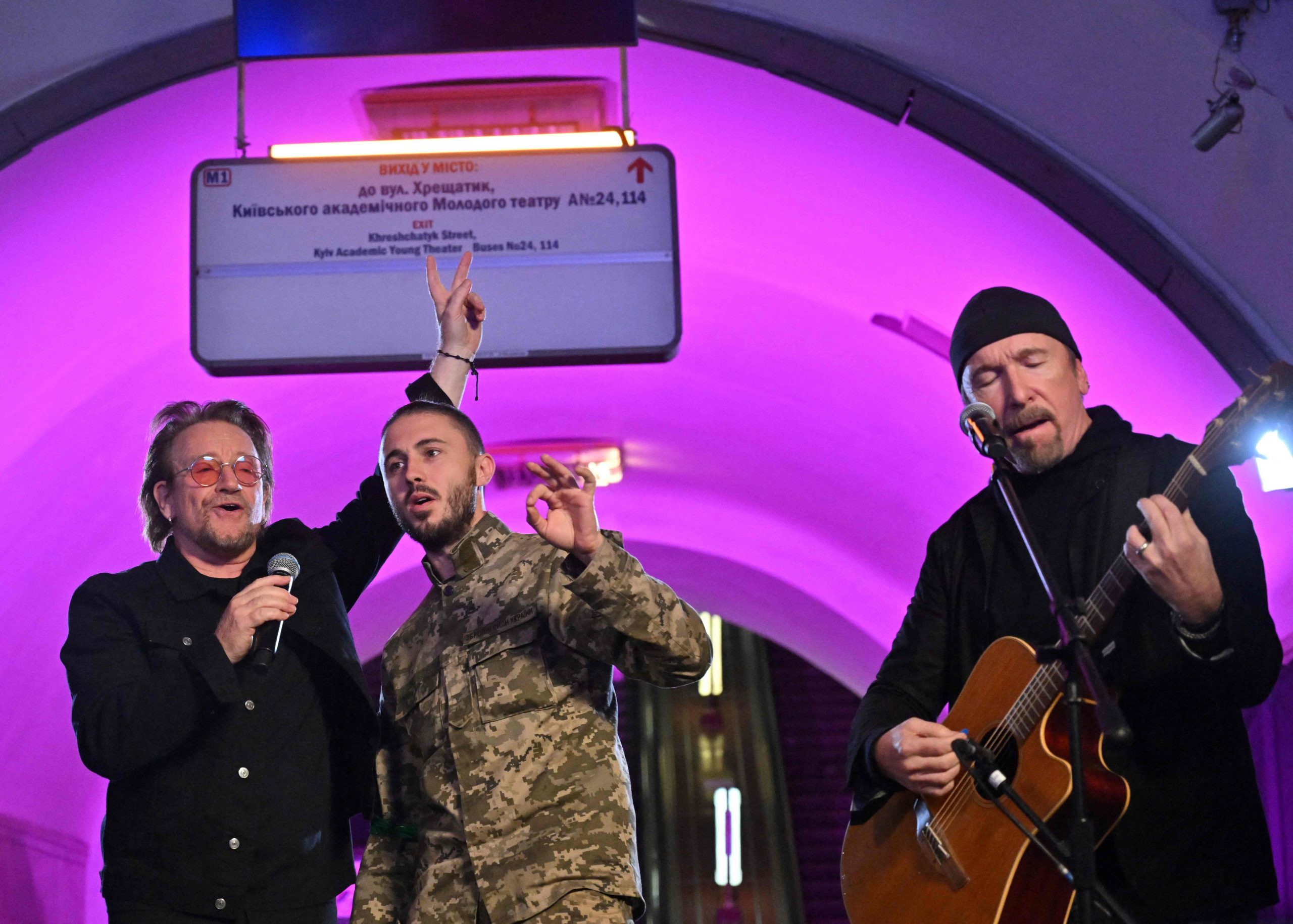 乌克兰／不畏战火 摇滚乐团U2 基辅地铁站演出