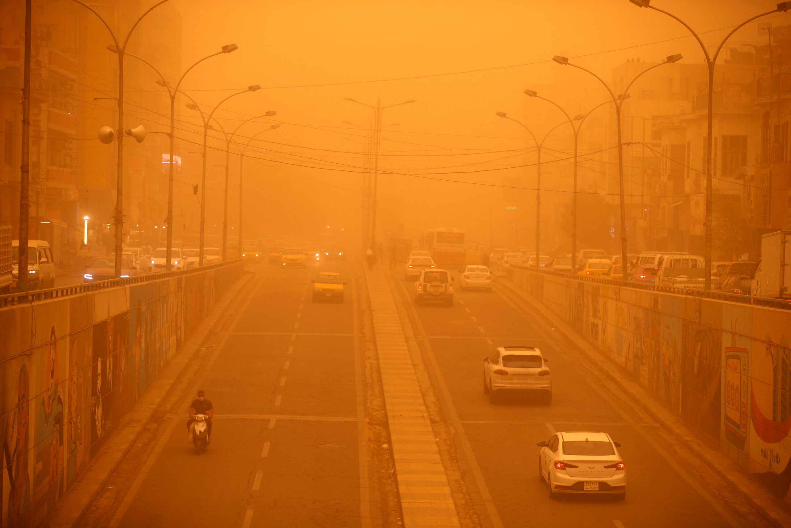 伊拉克频遭沙尘暴 橙色粉尘覆盖街道 