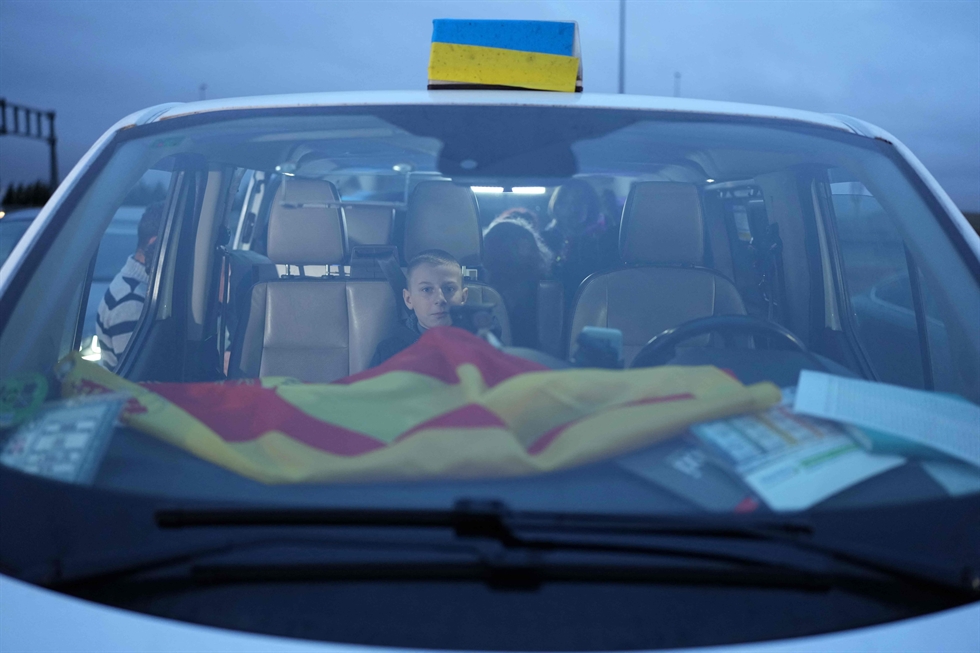 (供上网)暖势力  西班牙运将自发组车队送物资 乌克兰难民：他们是英雄