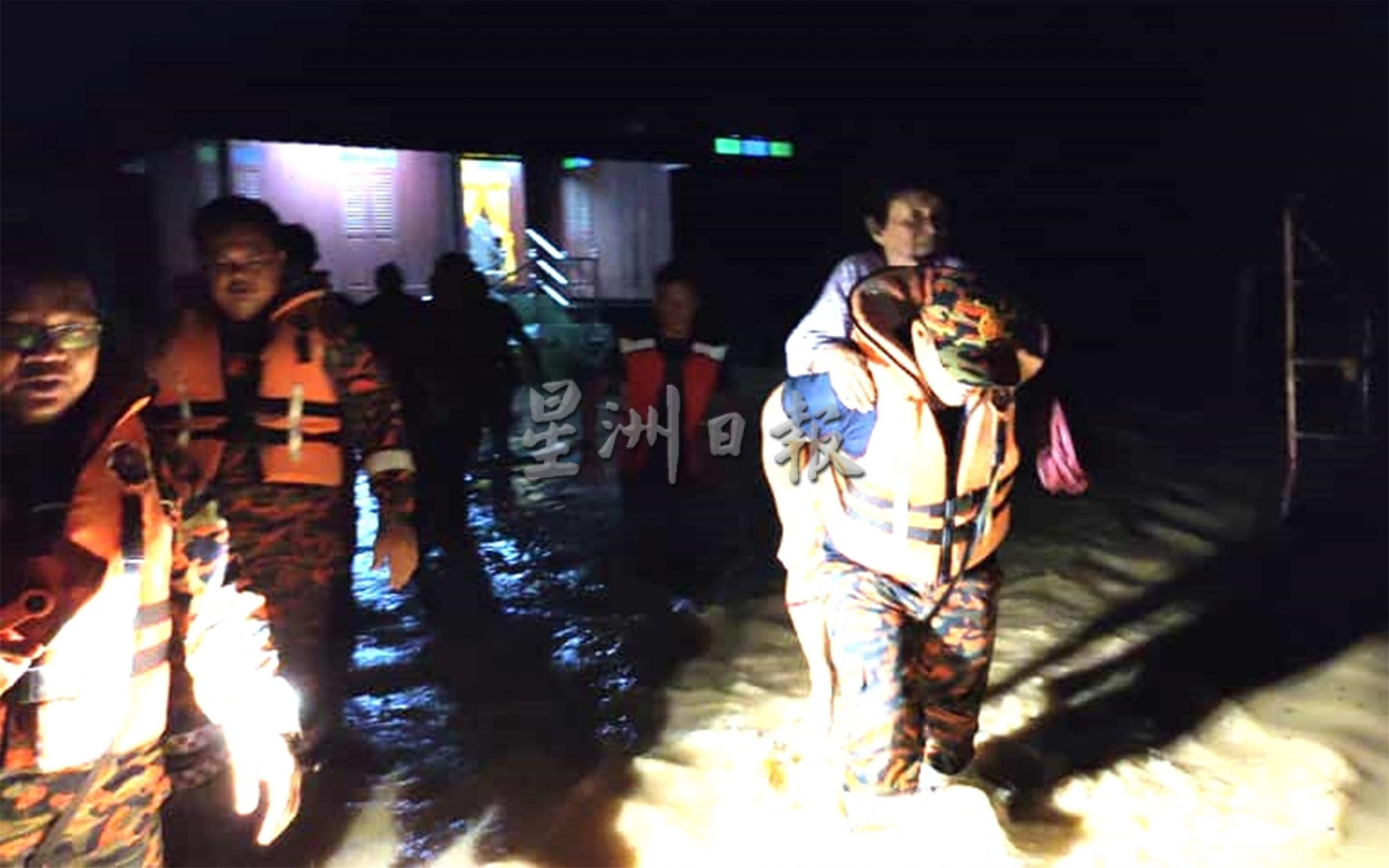 供fb/ 柔河引发严重水灾，造成42户住家受水患侵袭。