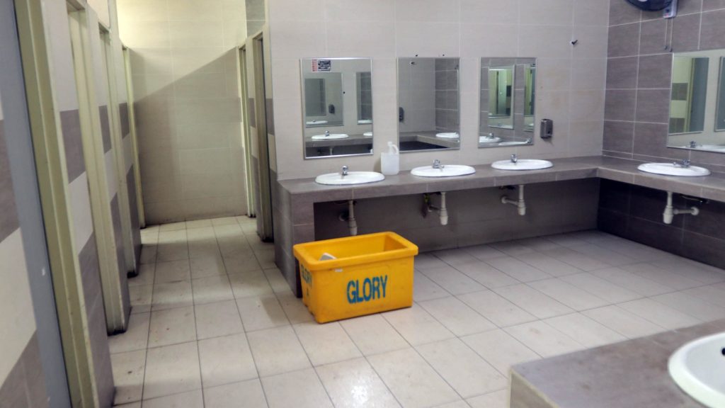 本报报道后获市政厅关注 芙蓉公市二楼公厕变清洁了