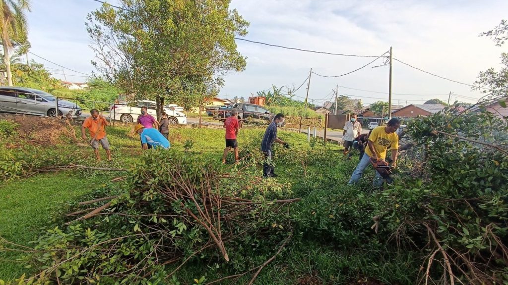 村民不能等了 仁保马华为巴都峇加儿童游乐场大扫除