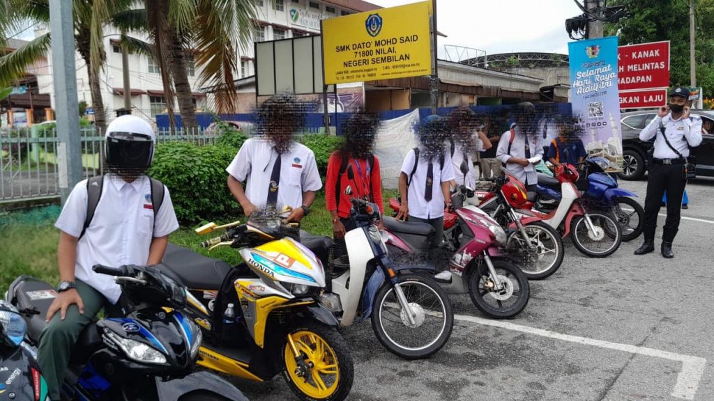 违规骑摩托 25学生被交警开罚单