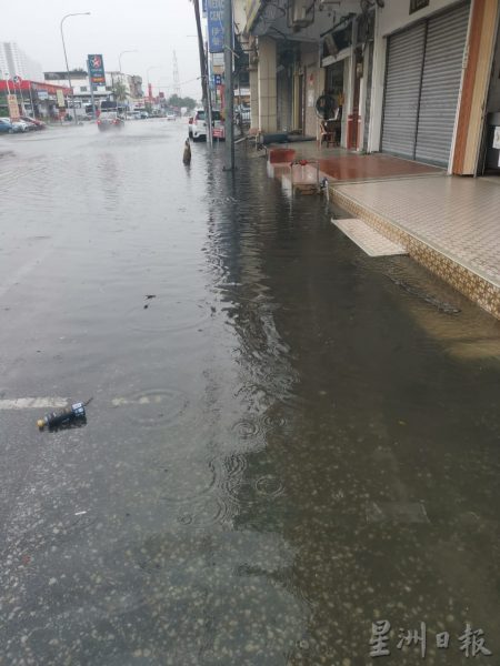 供fb：花城大小事：芙蓉端姑安达路沟渠长期积水，逢雨必淹