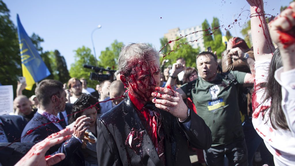 俄罗斯侵略顾人怨     驻波兰大使被泼一脸红漆