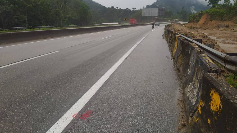 加叻大道往隆第68公里处  主要路线大雨仍安全