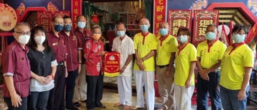 全国版：／马来西亚华人神庙总会全国总会长拿督张锦昌率团访问怡保明心殿
