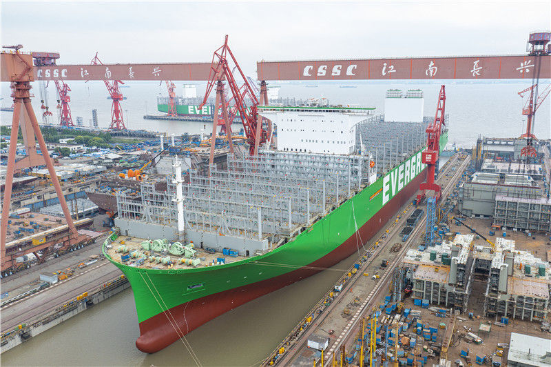 全球最大装箱量24000箱超大型集装箱船在上海长兴造船基地出坞
