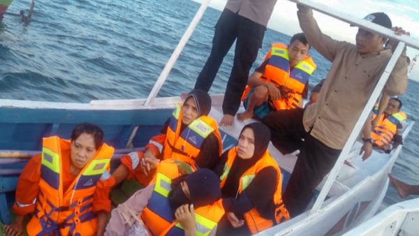 印尼一渡轮倾覆26人失踪