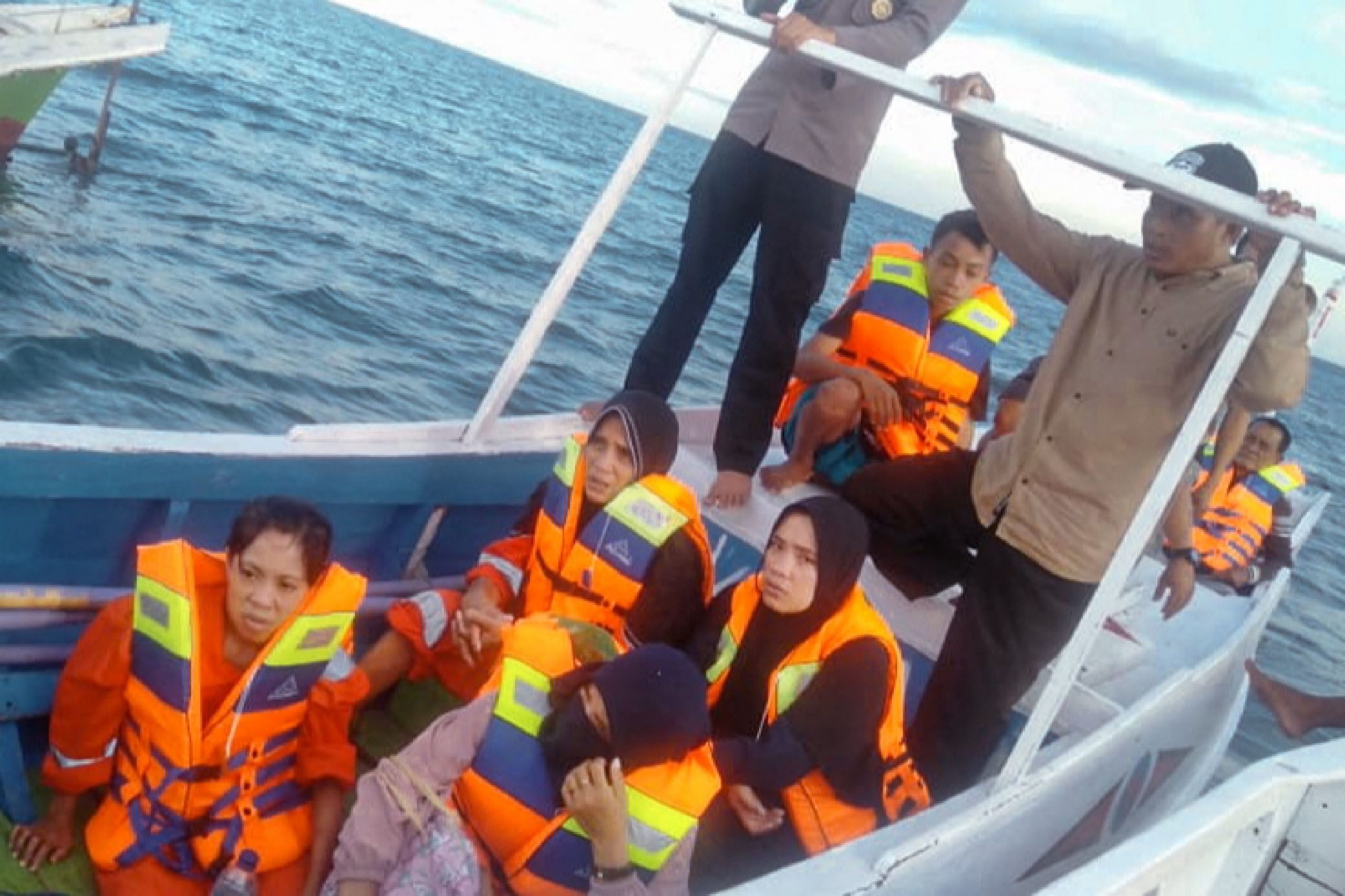 加图取代前稿 看世界 印尼／一渡轮倾覆26人失踪