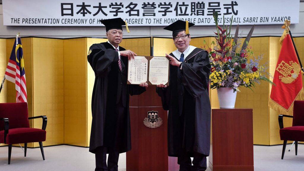 对抗疫情有功 首相日本获颁荣誉医学博士