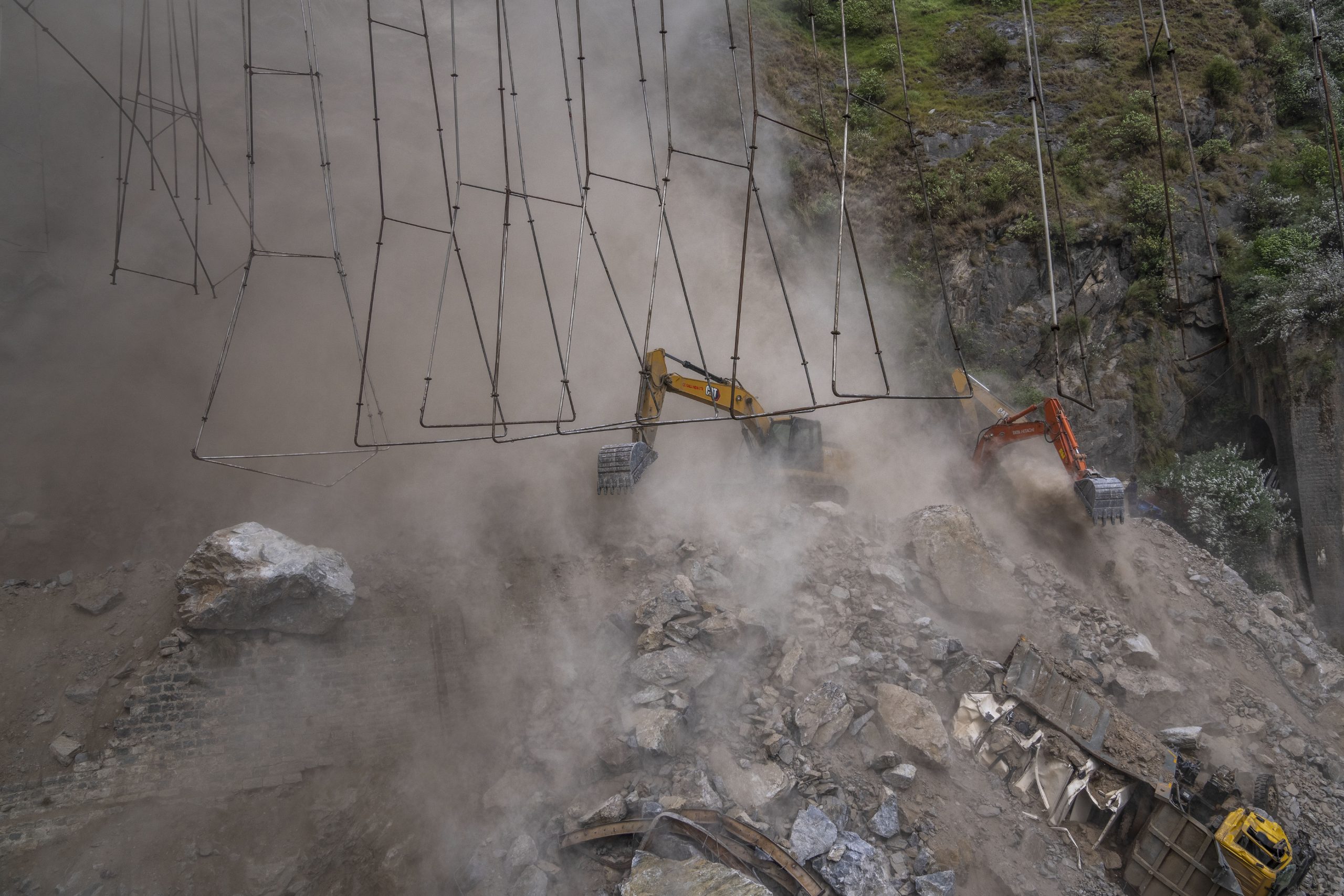 印度／喜马拉雅山区隧道坍塌10工人罹难　搜救过程又山崩惊险画面曝光