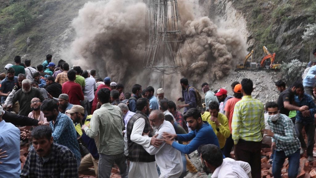 喜马拉雅山区隧道坍塌10工人罹难　搜救过程又山崩