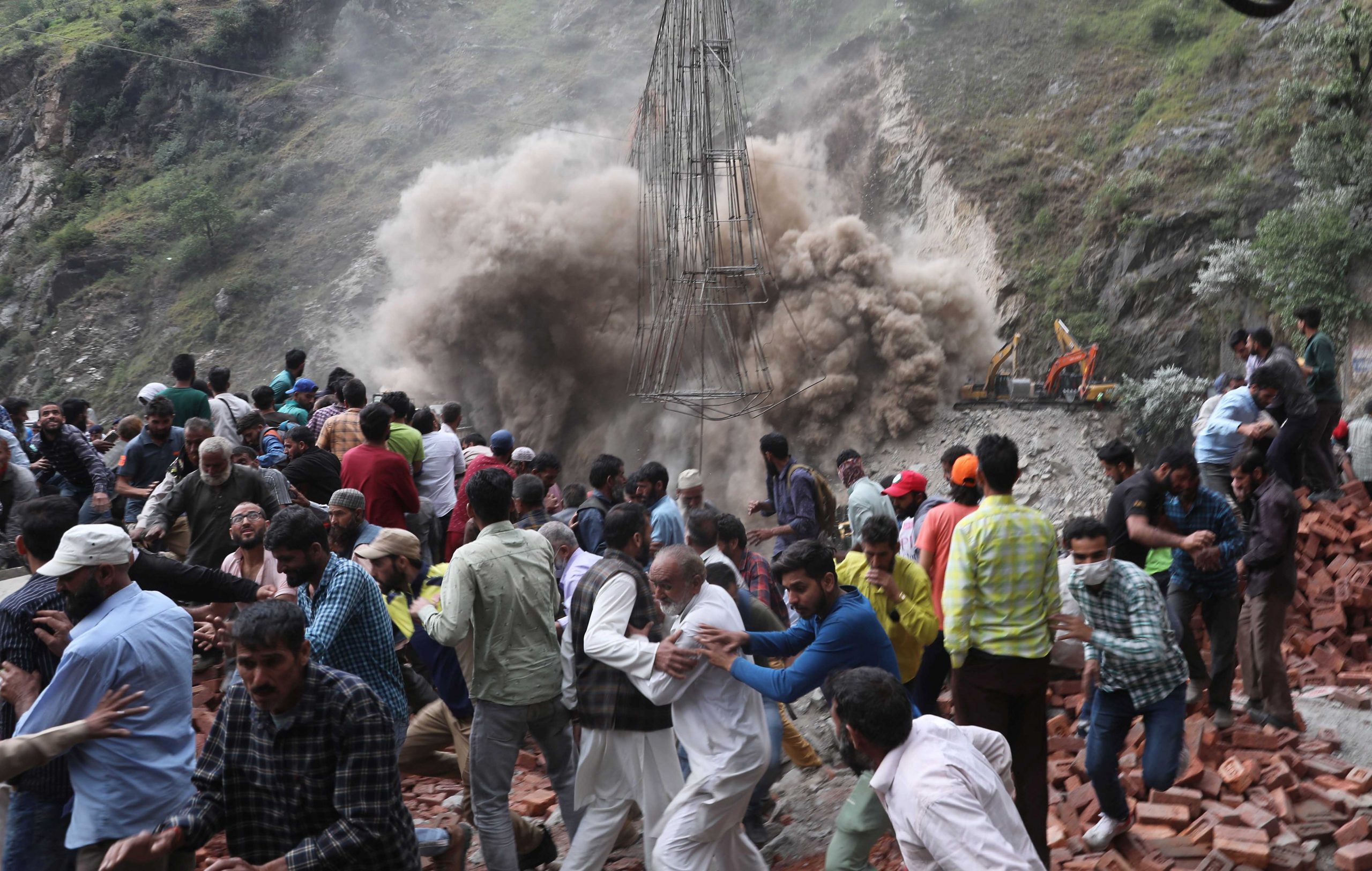 印度／喜马拉雅山区隧道坍塌10工人罹难　搜救过程又山崩惊险画面曝光
