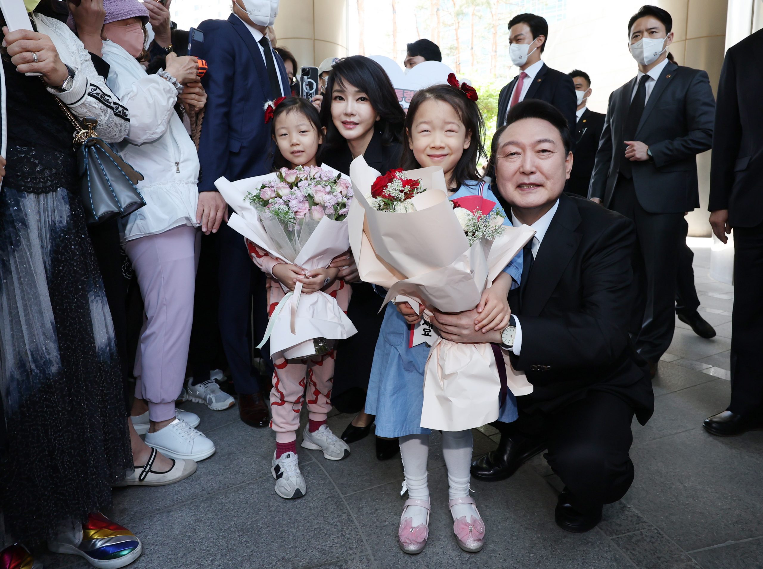 反女权的鹰派“政治素人”尹锡悦就任韩国总统 国内外面对不小挑战