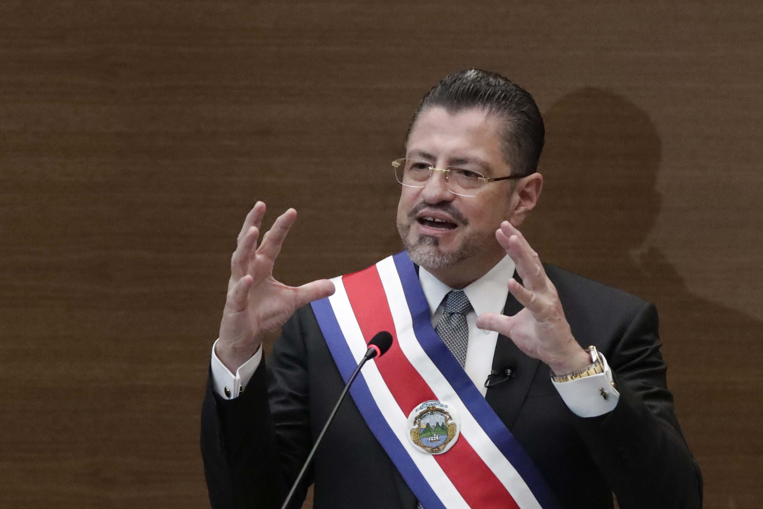 哥斯达黎加新总统宣誓就职 首要任务救经济