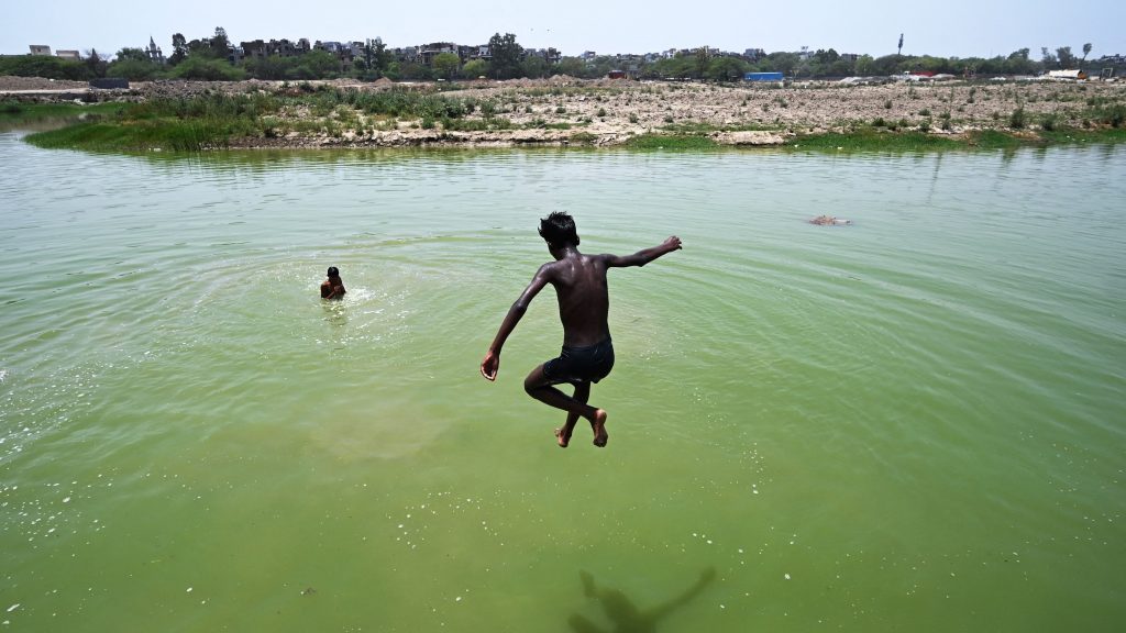 热浪狂袭！印度气温飙至48.5度 连自来水都烫手