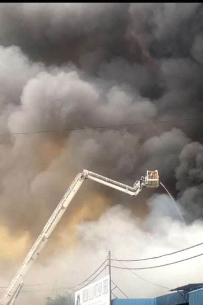 塑料厂大火·易燃物导致现场滚滚浓烟
