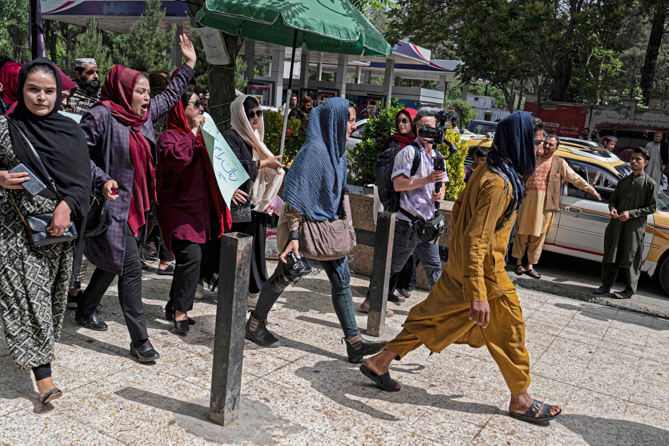 塔利班下令须穿全身罩袍 阿富汗妇女上街抗议