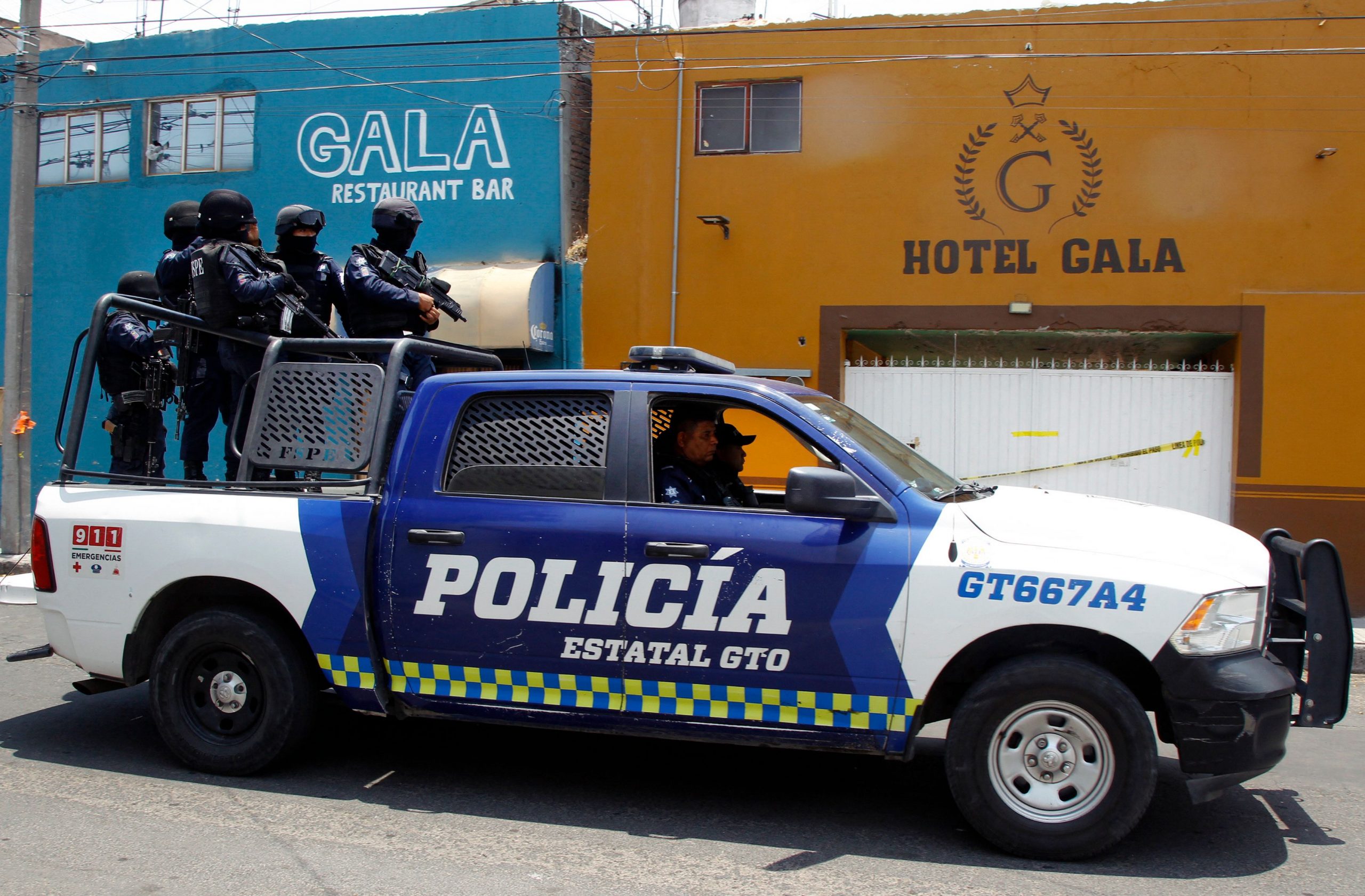 墨西哥中部旅馆酒吧遭枪击11死 黑帮留名片认干案