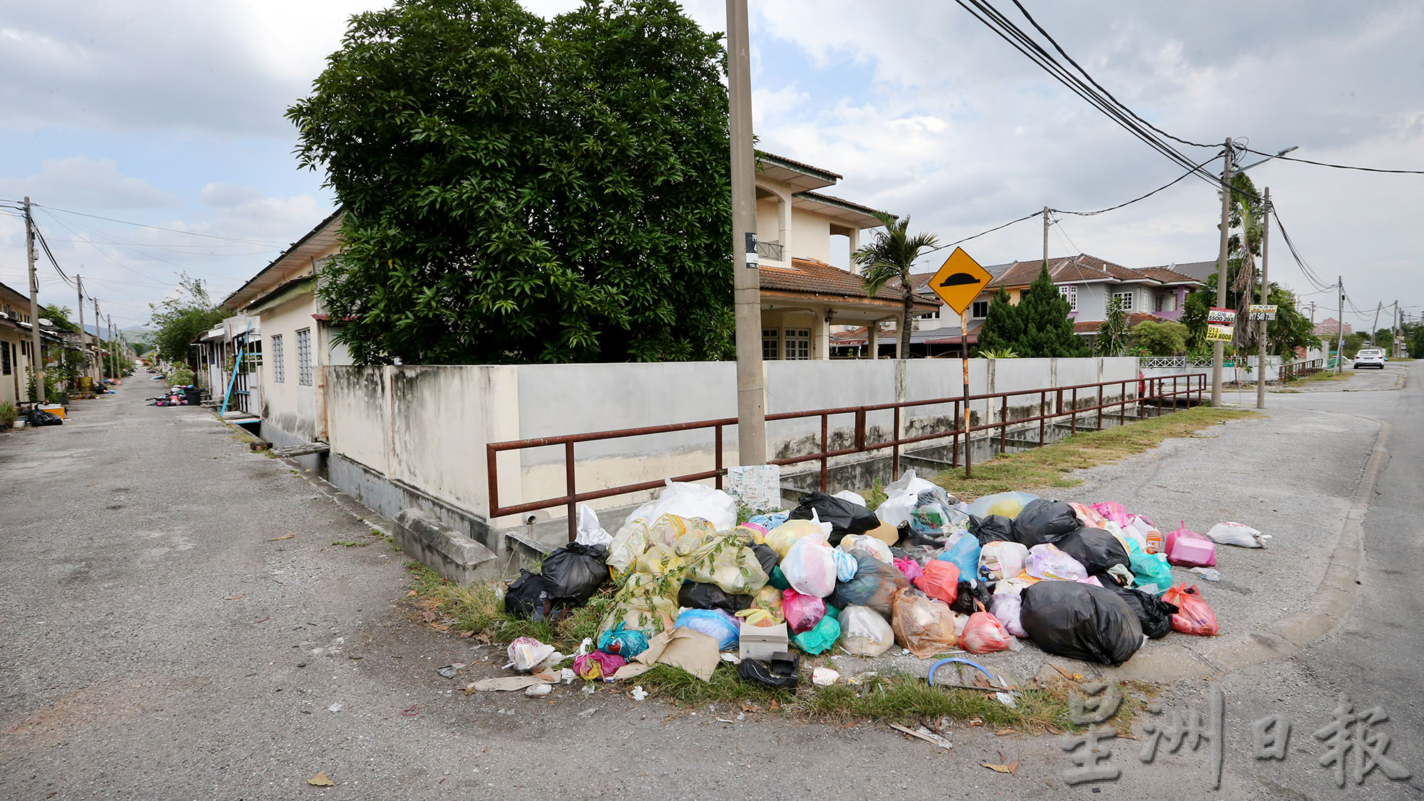 大霹雳时事焦点／美丹孟加兰达迈花园逾两周垃圾无人收  民宅门前屋后成了垃圾堆