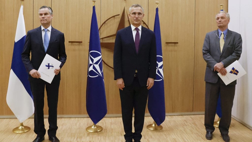 芬兰瑞典正式递交入北约申请     俄驱逐2外交官