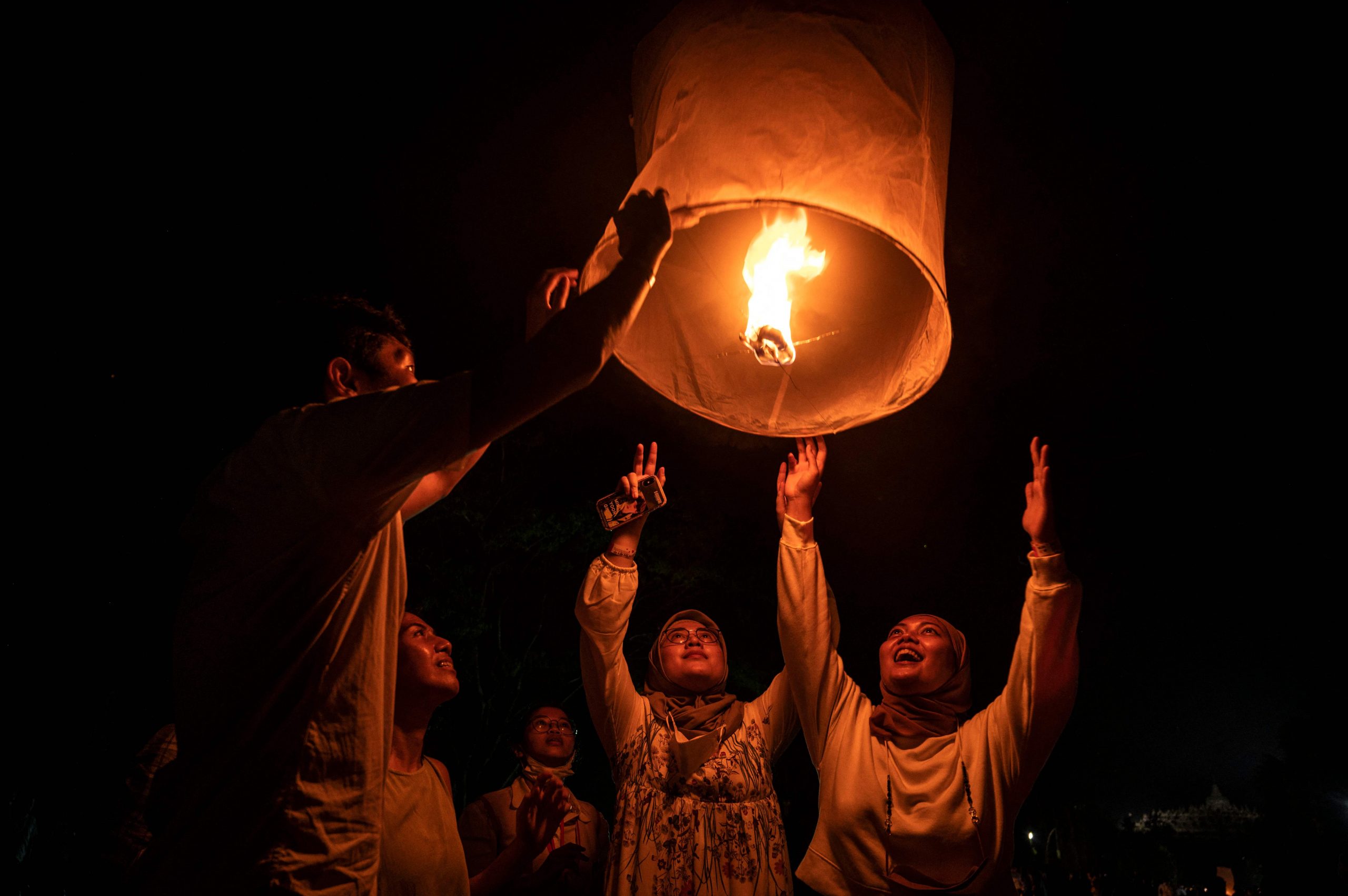 封面副文  冠病爆发以来首次 印尼佛教徒在婆罗浮屠实体庆祝卫塞节