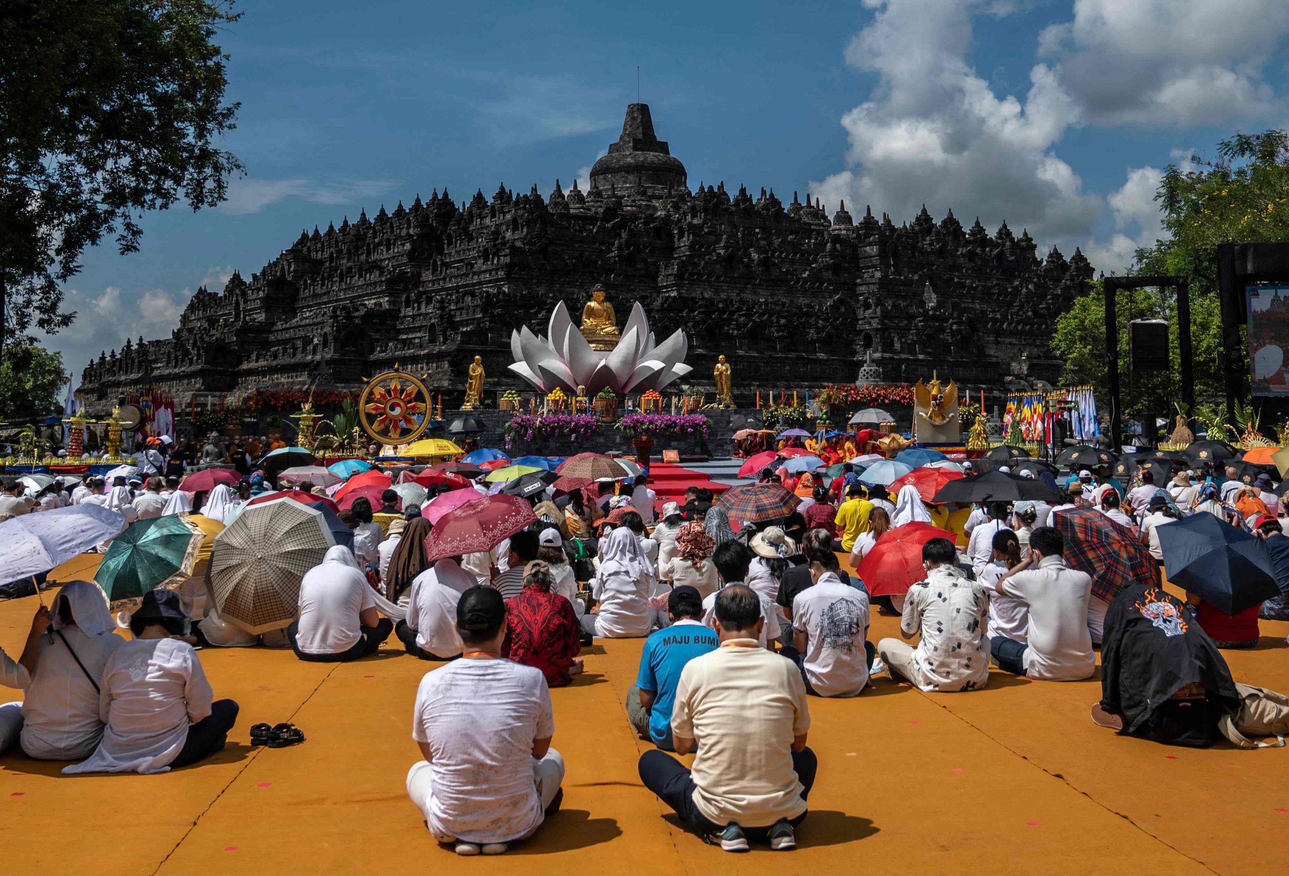 封面副文  冠病爆发以来首次 印尼佛教徒在婆罗浮屠实体庆祝卫塞节