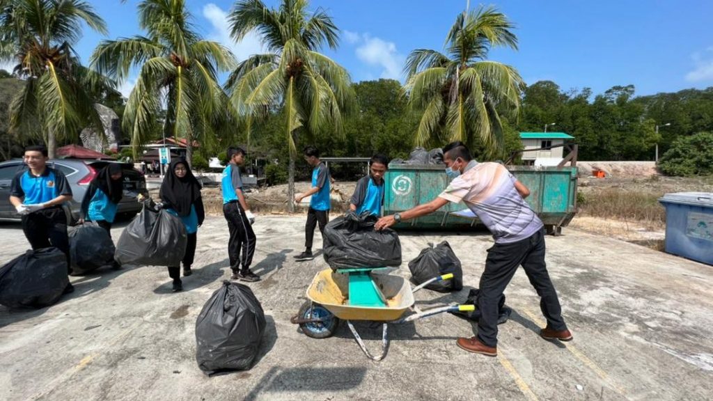【特稿】150人携手丹绒比艾国家公园净滩 拾715公斤垃圾。