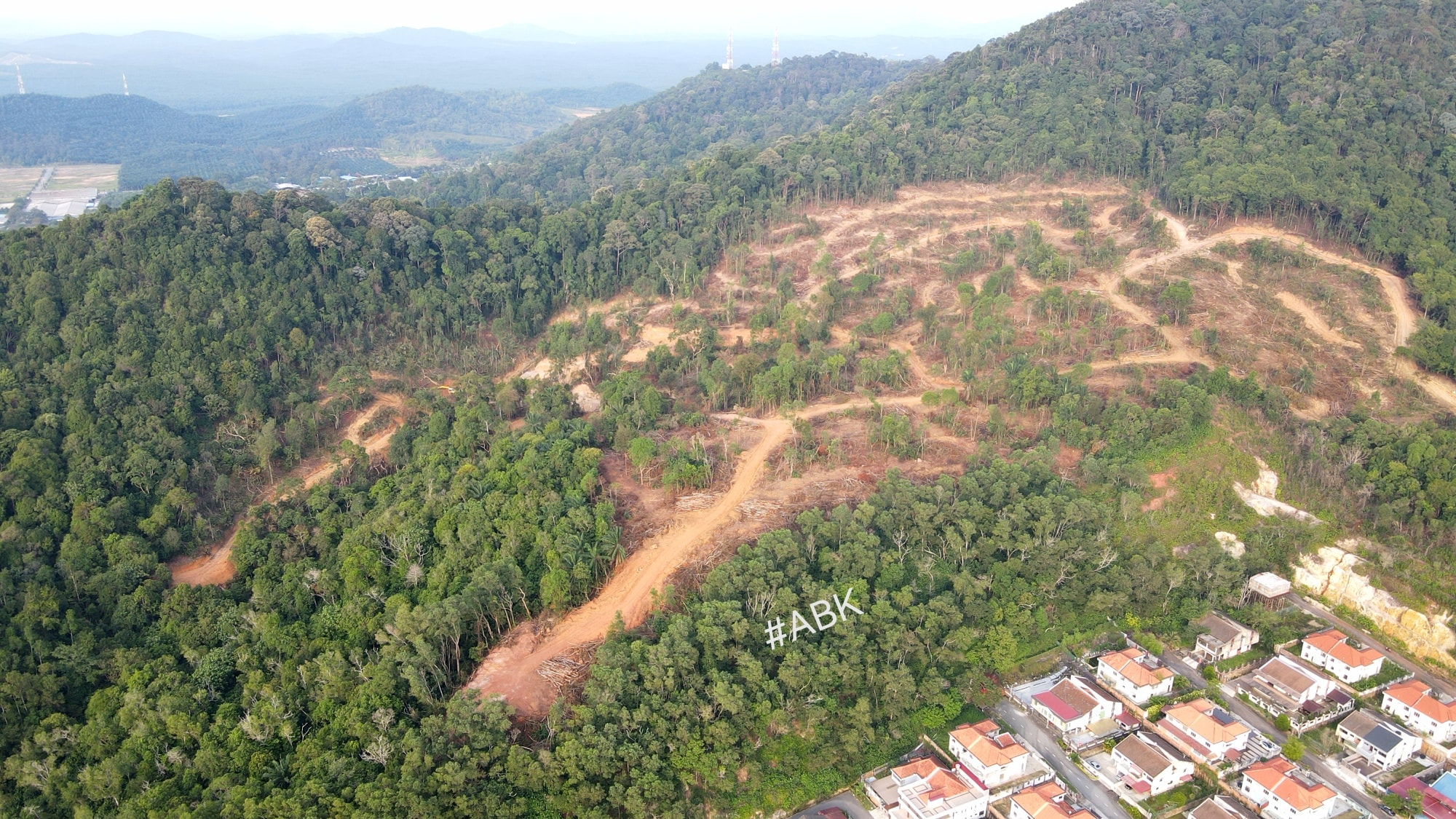 山背“秃”了一块民众有感城市象征遭毁，南峇山私人土地开发引关注